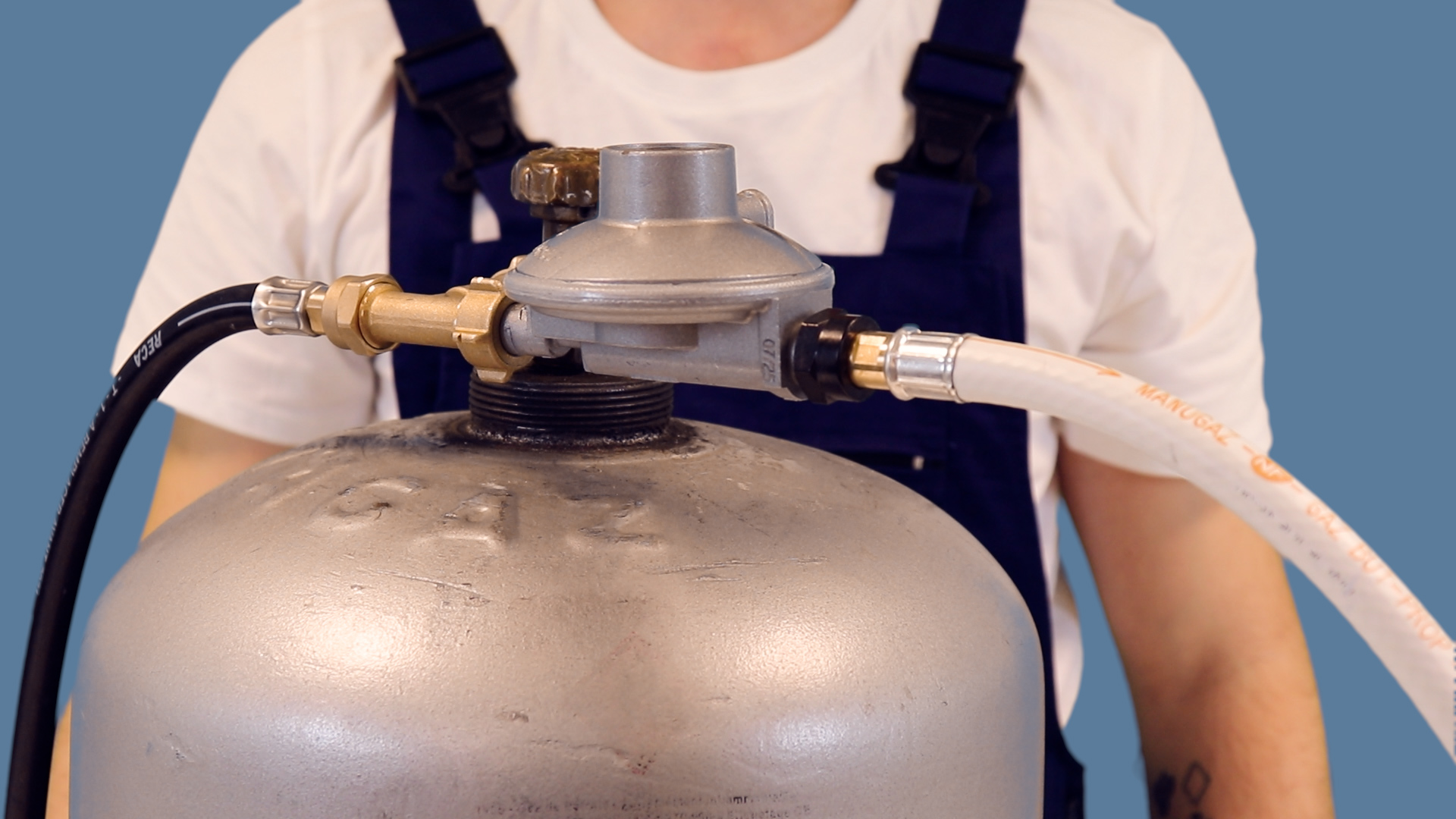 Raccordement de la lyre entre la seconde bouteille de gaz et le raccord en té
